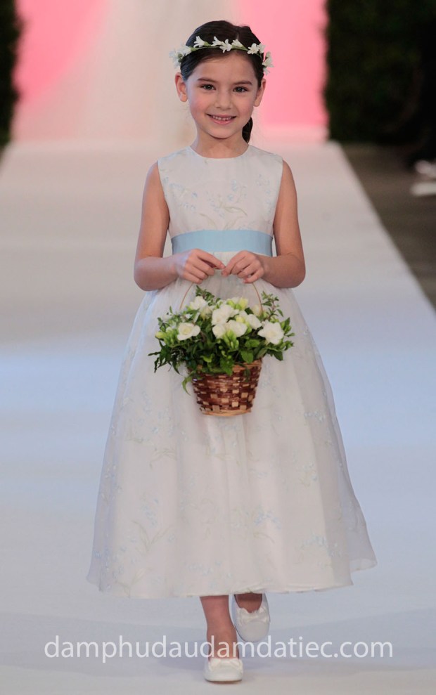 ao cuoi 2018 Oscar de la CASSANDRA PRINTED ORGANZA SLEEVELESS DRESS may ao cuoi dep sai gon ao cuoi meera meera fashion concept