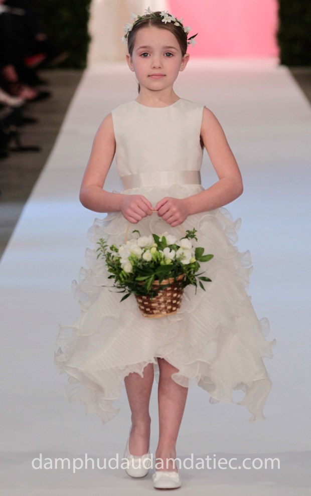 ao cuoi 2018 Oscar de la CHARLOTTE ORGANZA DRESS WITH RUFFLE SKIRT 995 may ao cuoi dep sai gon ao cuoi meera meera fashion concept