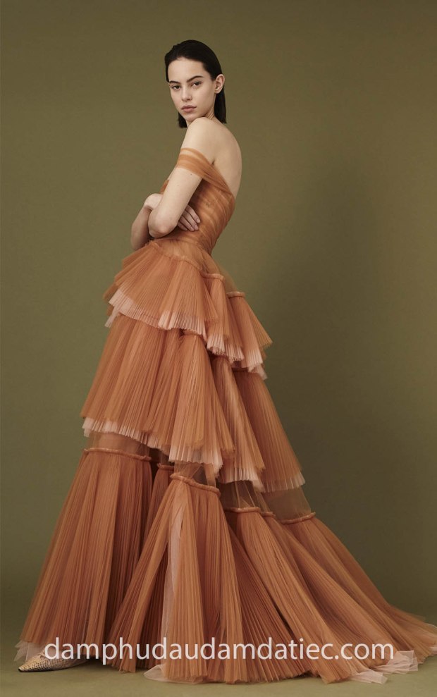 ao cuoi meera meera fashion concept vay da hoi xep tang J. Mendel Fall 2018 05