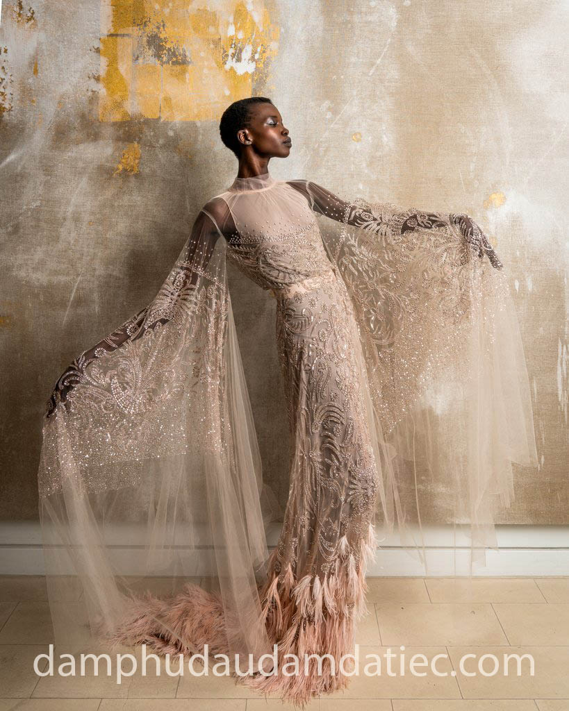 mẫu váy dạ hội couture phối áo choàng đính kết hoạ tiết pha lê