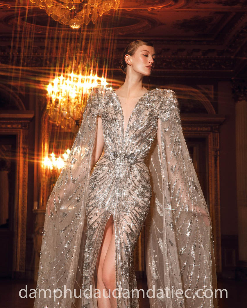 thiết kế váy dạ hội xẻ tà phối áo choàng đính kết xa hoa