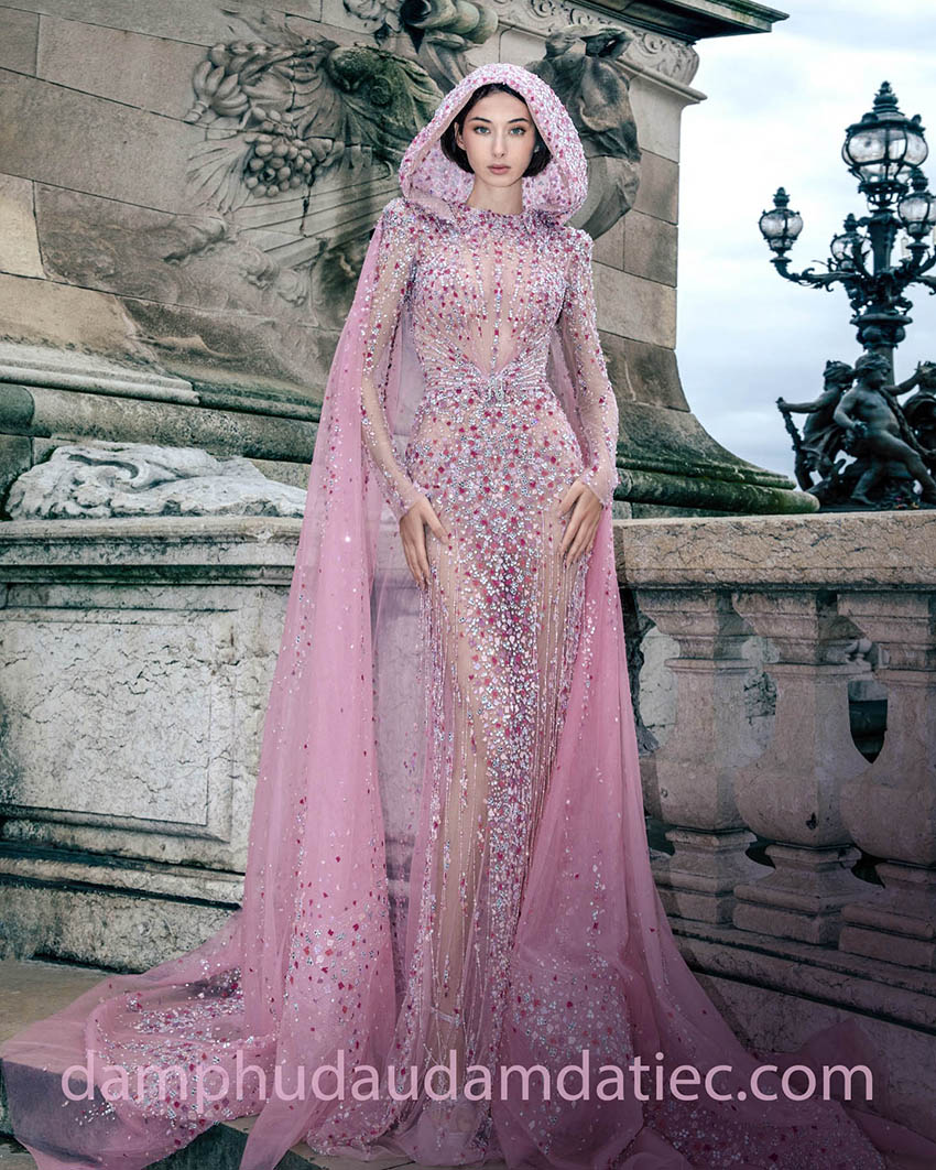 thiết kế váy dạ hội xuyên thấu phối mũ trùm đầu đính đá